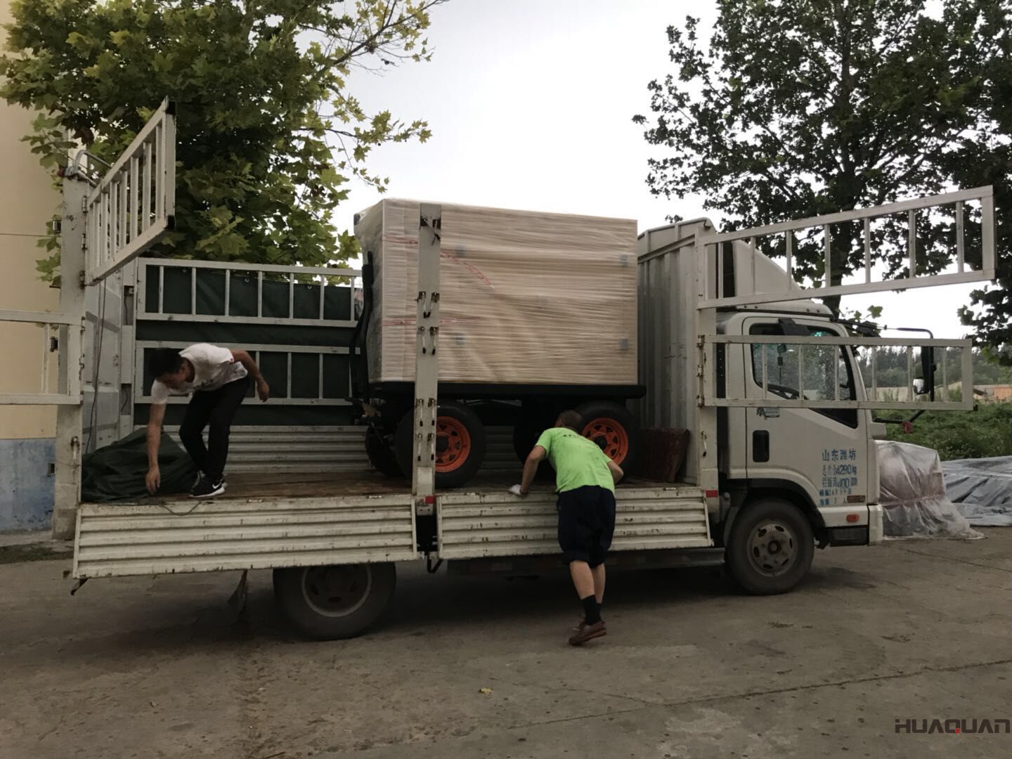 李先生的一臺50KW移動拖車防雨棚已于7月21號發往上海