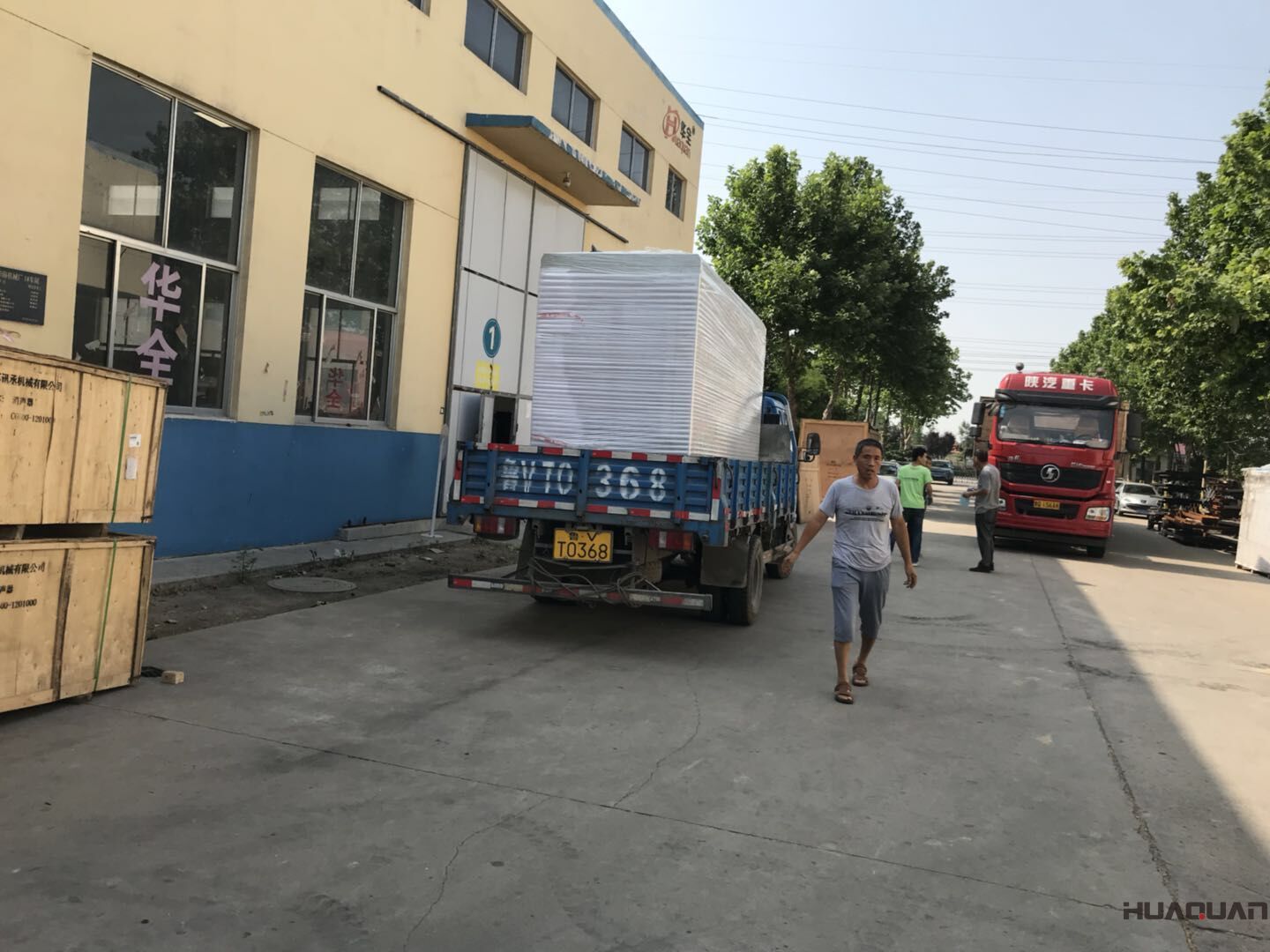 一臺300kw立柜式柴油發(fā)電機組于8月13日發(fā)往河南