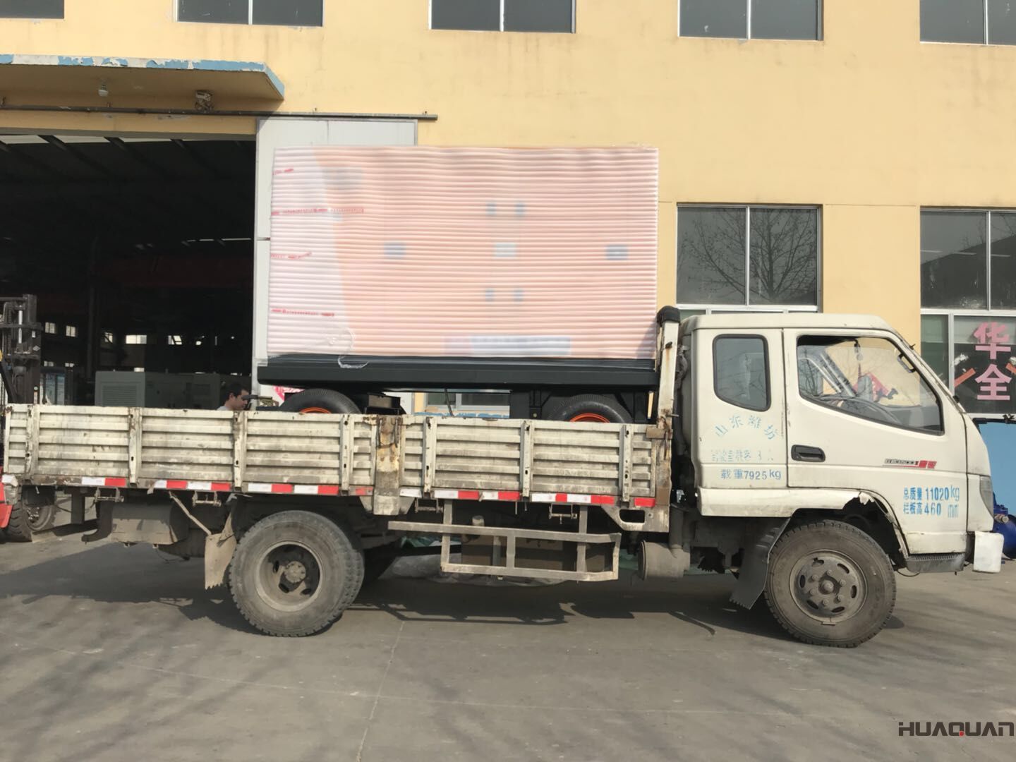 8月16日，一臺150kw移動靜音拖車柴油發(fā)電機組從華全動力發(fā)往山東省