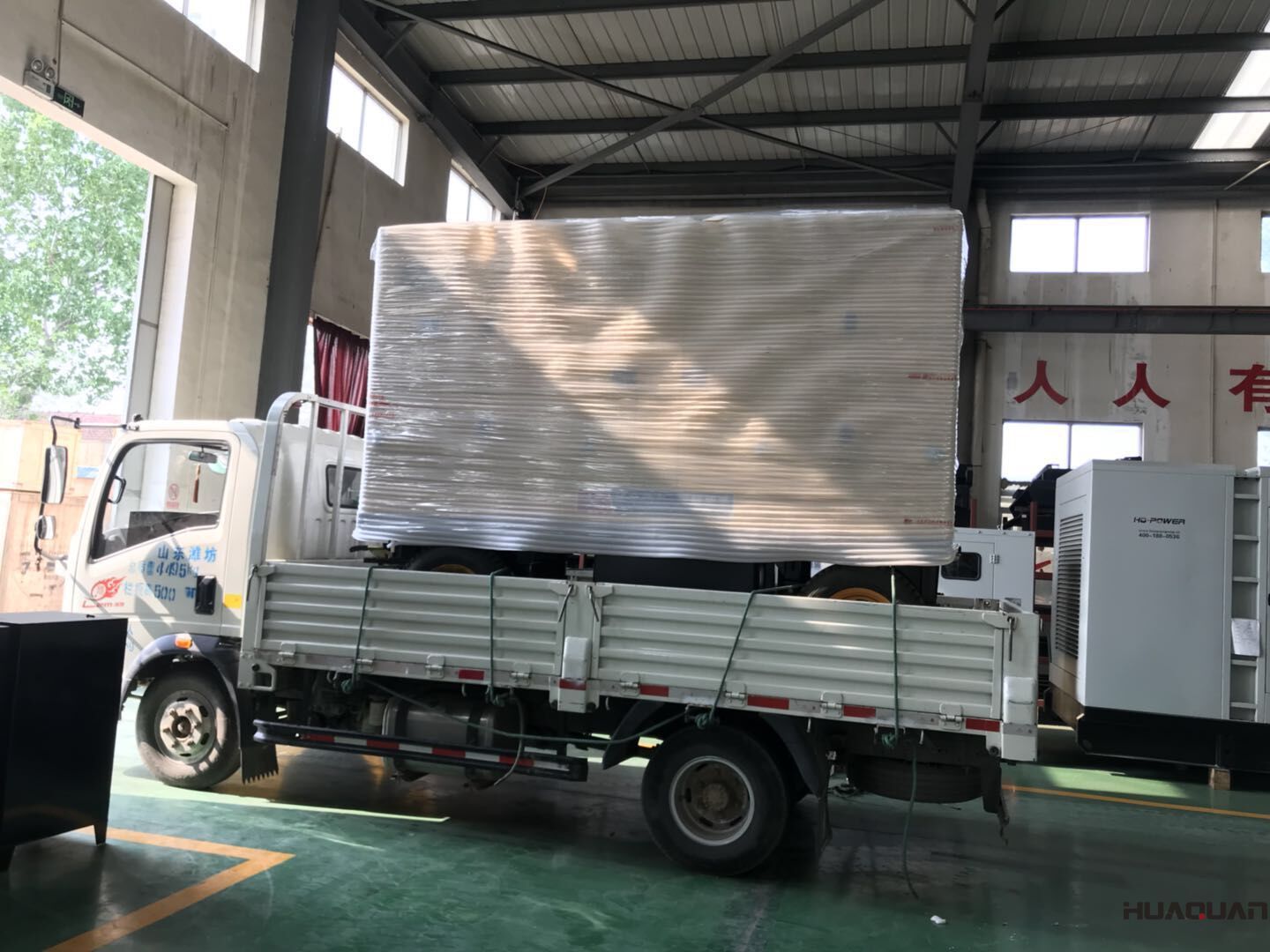 一臺(tái)300kw靜音箱柴油發(fā)電機(jī)組于8月16日順利發(fā)往四川