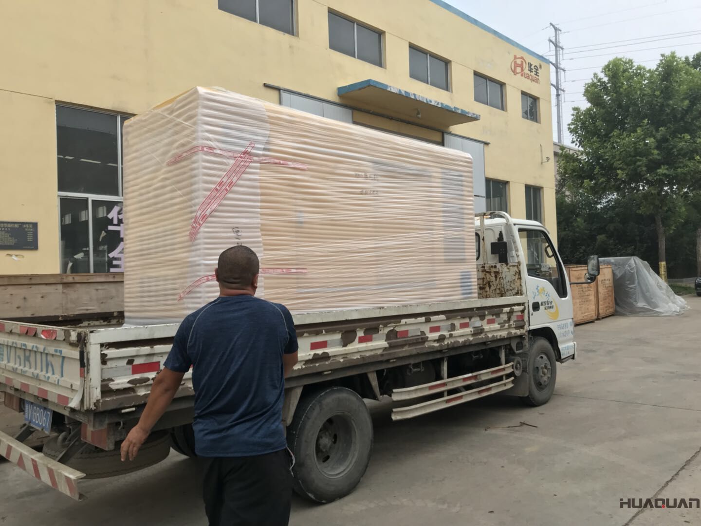 8月1日，羅先生訂制的一臺100kw移動靜音拖車柴油發電機組由華全動力順利發往山東省