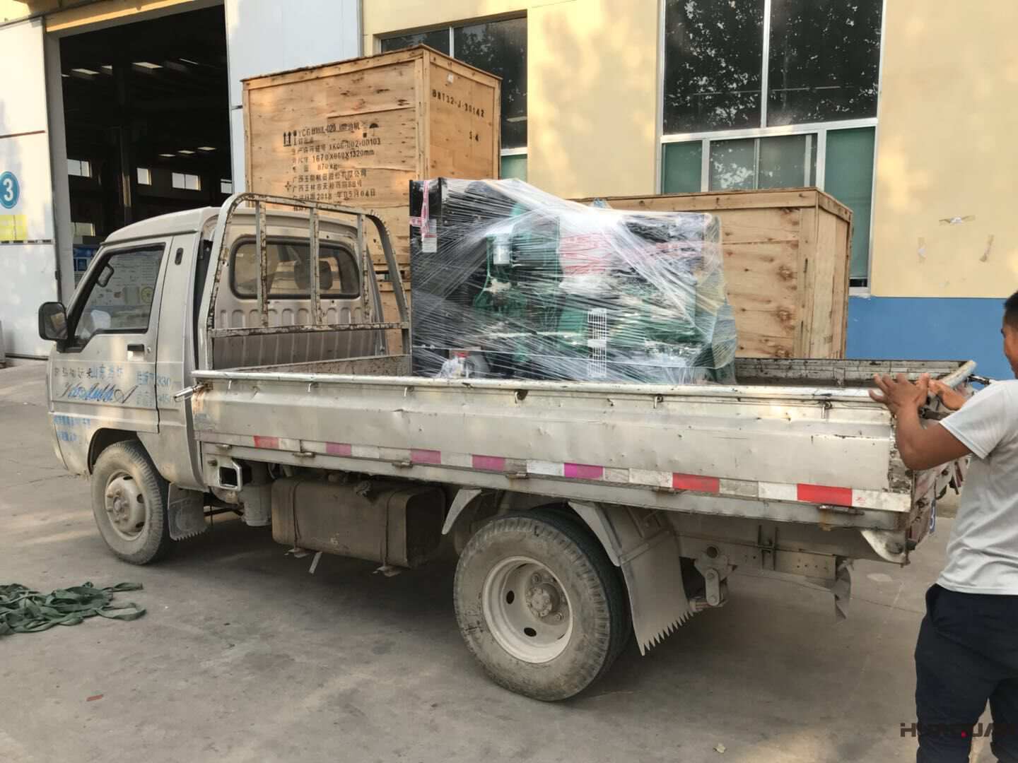 一臺30kw標配型柴油發(fā)電機組于9月27日發(fā)往河南