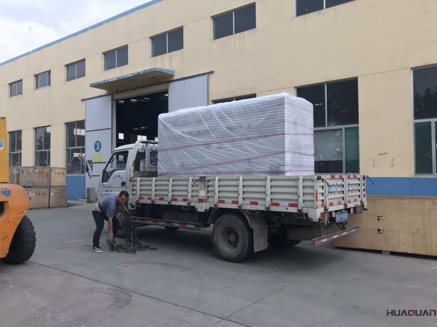 一臺200kw移動靜音拖車柴油發電機組于10月23日從華全動力順利發往河北