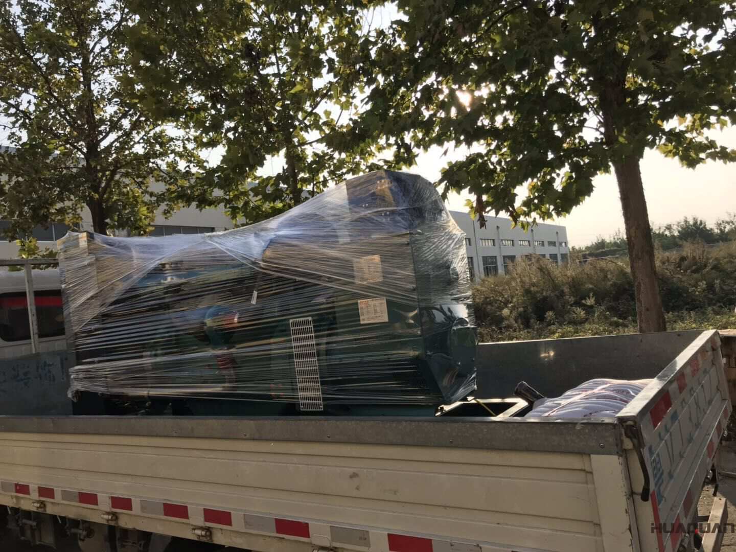 山東嚴先生于10月30日在華全動力采購了一臺100kw標配柴油發電機組，現已檢查無誤，正式發往目的地