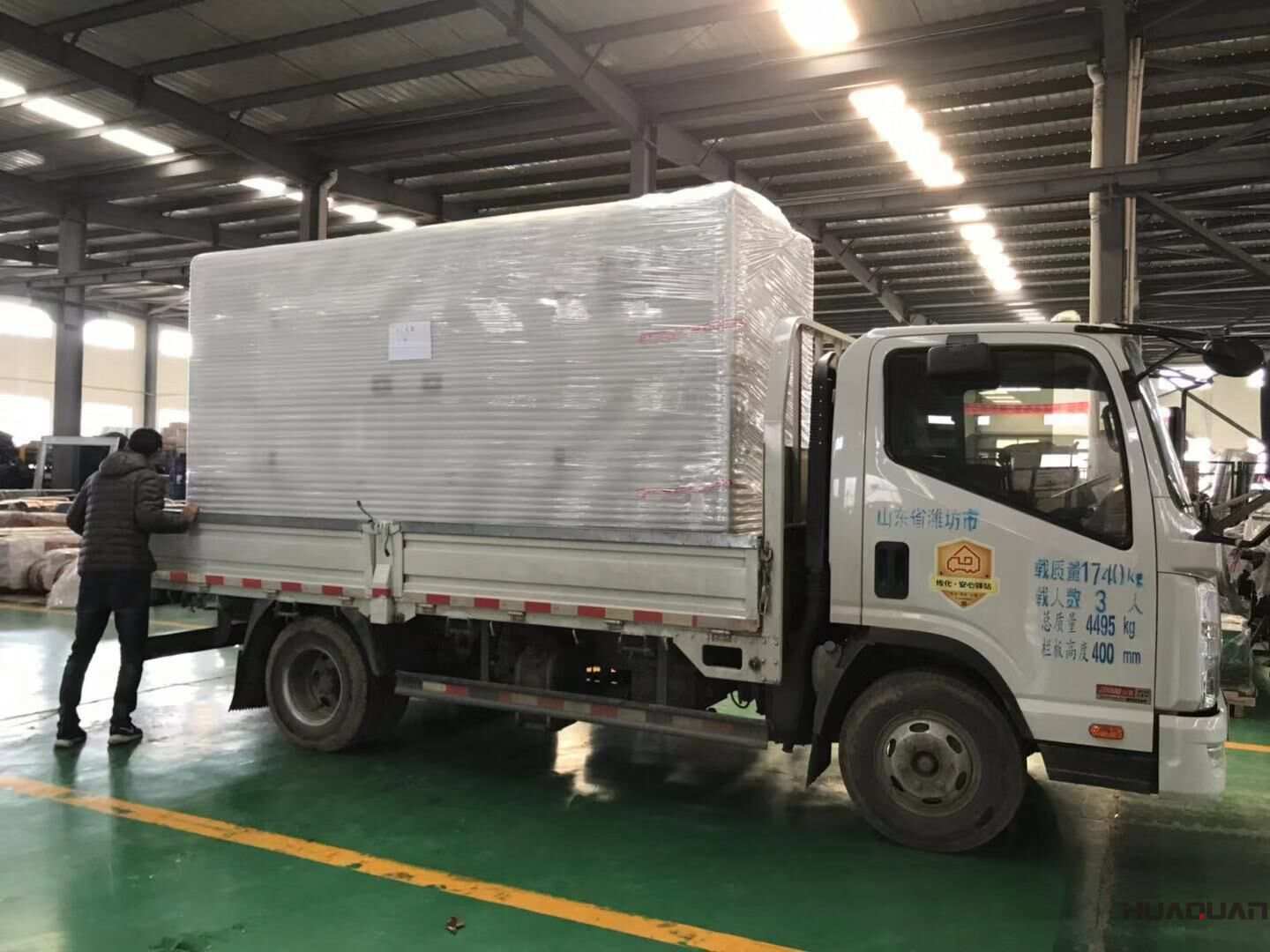 劉先生采購(gòu)的一臺(tái)250kw靜音箱柴油發(fā)電機(jī)組于11月7日從華全動(dòng)力順利發(fā)往四川省