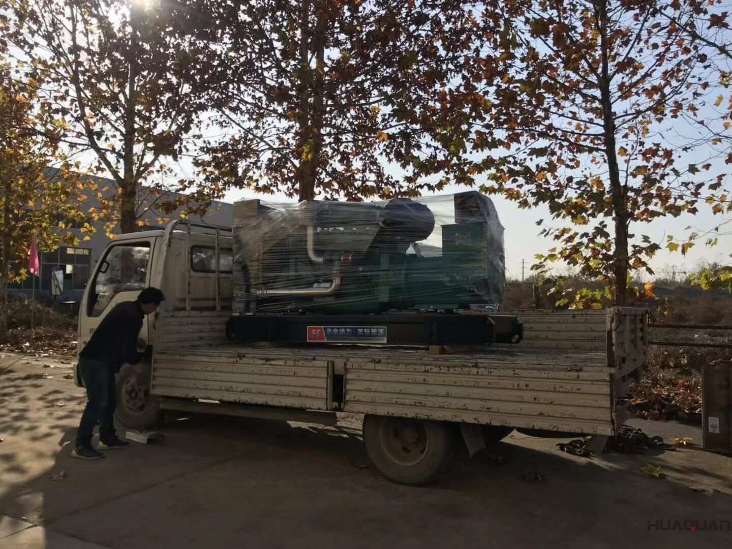 11月13日，河南陳先生從華全動力采購了一臺230kw標配柴油發電機組，現在已經順利發往目的地