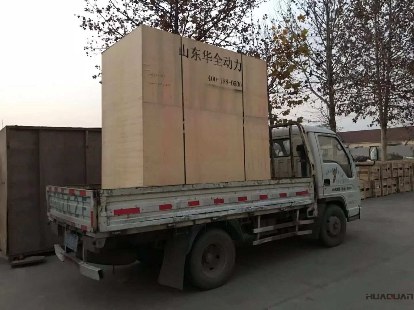 郭先生從華全動力訂購的一臺30kw靜音型防雨棚天然氣發電機組已于11月18日成功發往新疆省