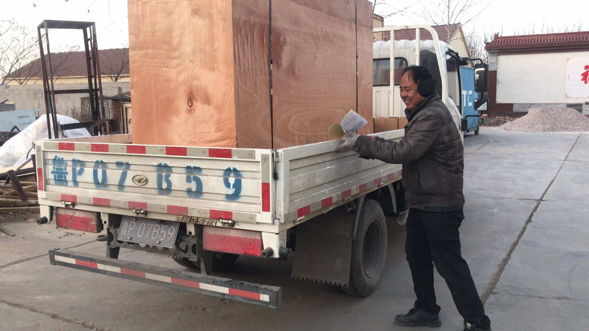 湖南省許先生從華全動力采購的5kw標(biāo)配汽油發(fā)電機組于1月14日順利發(fā)往目的地