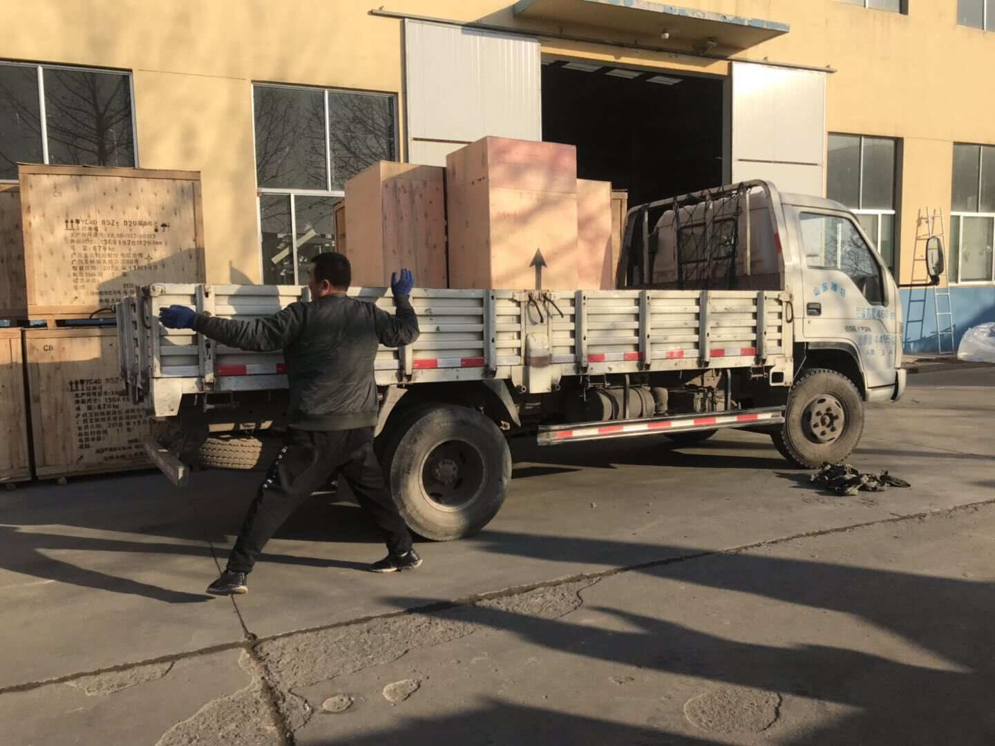 1月22日，隋先生從華全動力采購的150kw標配柴油發電機組已成功發往遼寧省