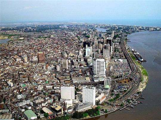 在尼日利亞，一臺發電機組，“電”亮一座城